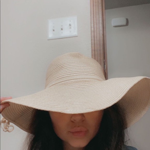 Beach hat - Picture 2 of 3